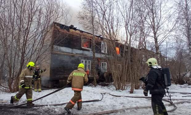В Архангельске горит жилой деревянный дом. Свидетели говорят о взрыве. Пострадали два человека