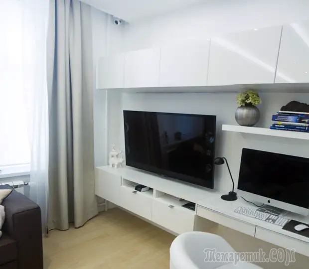 Черно-белая магия питерской сталинки с потолком-хамелеоном