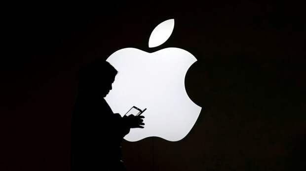 8. Женщина смотрит на экран телефона на фоне Apple в Шанхае, Китай интересно, лучшие фото года, факты, фото, фотография года, цепляет