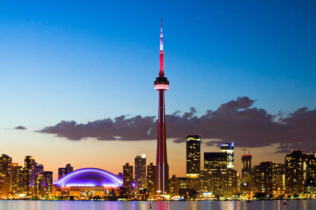 Башня Си-Эн Тауэр в Торонто. Её построили в 1976 году. Высота сооружения 553 метра.