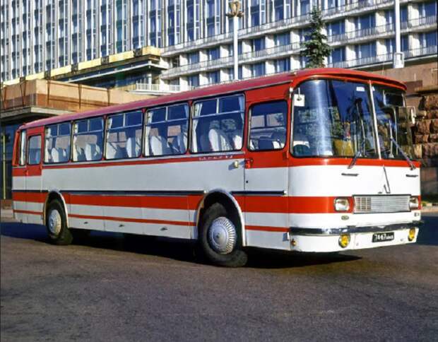 Автобусы ЛАЗ первое время не красили в желтый, так как они предназначались для пригородных рейсов / Фото: twitter.com