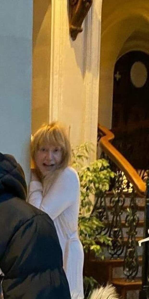 Галкин показал Пугачеву в халате и без парика. В Сети обсудили честное фото примадонны