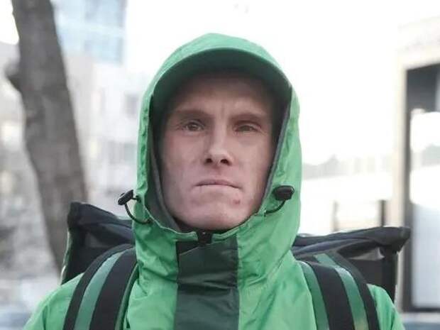 Страна помогла слепому курьеру Александру Макарову собрать 6 млн на жилье