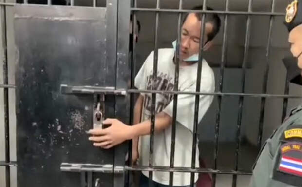 Житель Таиланда показал полицейским, как за 30 секунд открывает замок, не выходя из камеры. Видео