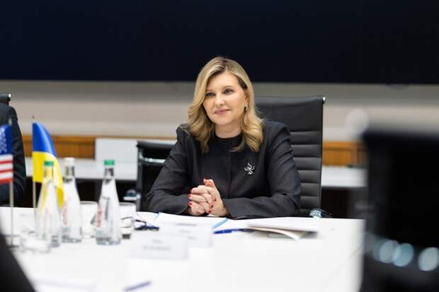 Политтехнолог объяснил эффект новости о красных ногтях Елены Зеленской