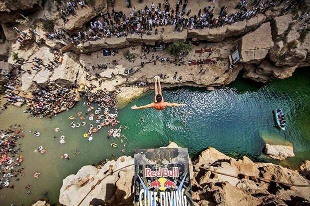 Спортсмен Блэйк Олбридж (Blake Aldridge) прыгает с 30-метровой высоты на соревнованиях Red Bull Cliff Diving. Оман. фото, экстрим, это интересно