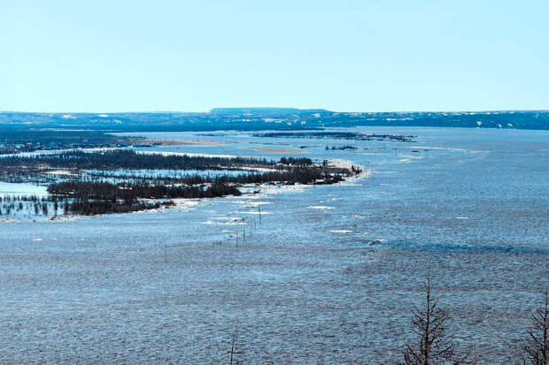 В Якутии спасли семь жителей, застрявших в ледоход на необитаемом острове