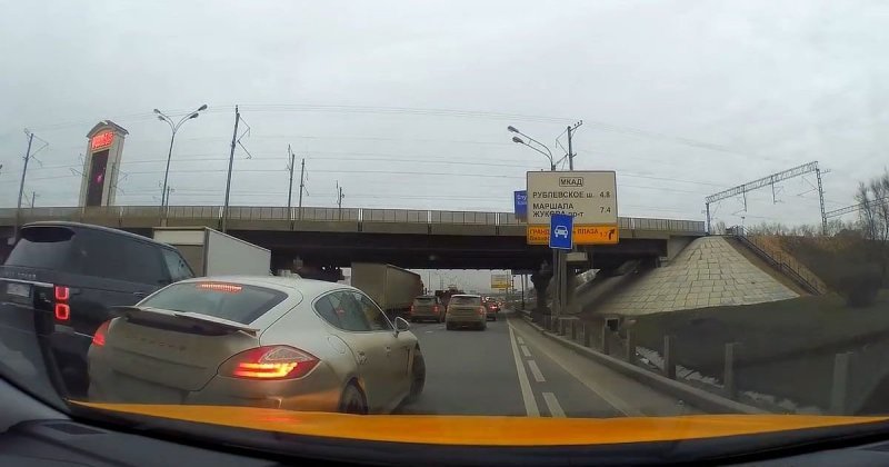 Обиженный водитель Porsche с откидывающимися рамками для номерных знаков