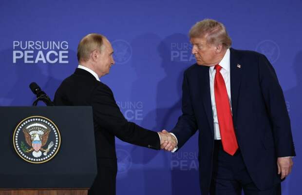 Президент России Владимир Путин и президент США Дональд Трамп на совместной пресс-конференции по итогам переговоров на Аляске