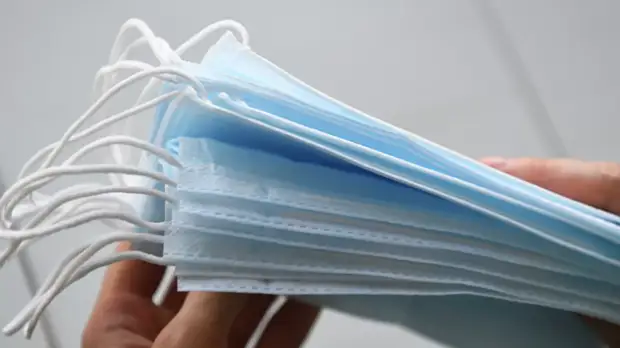 Мэр Лондона призвал обязать старшеклассников Британии носить медмаски