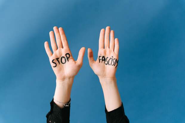 Житель Можги предстал перед судом за ношение схожих с нацистской символикой знаков