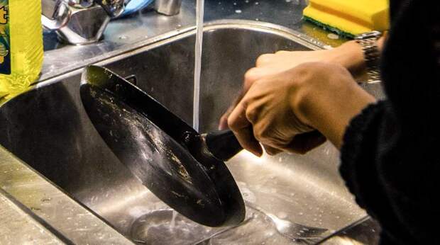 Просто и быстро: как очистить нержавеющую посуду от нагара