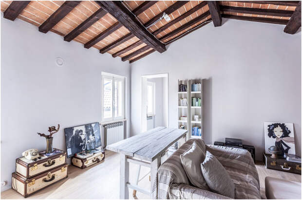 Потолок с балками в минималистичном итальянском интерьере