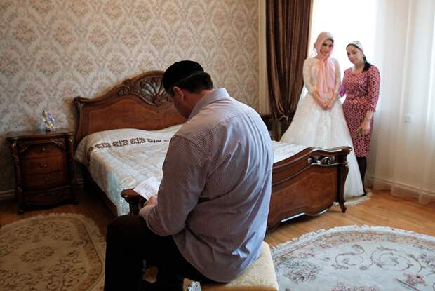 Мулла беседует с невестой в родительском доме перед свадебной церемонией