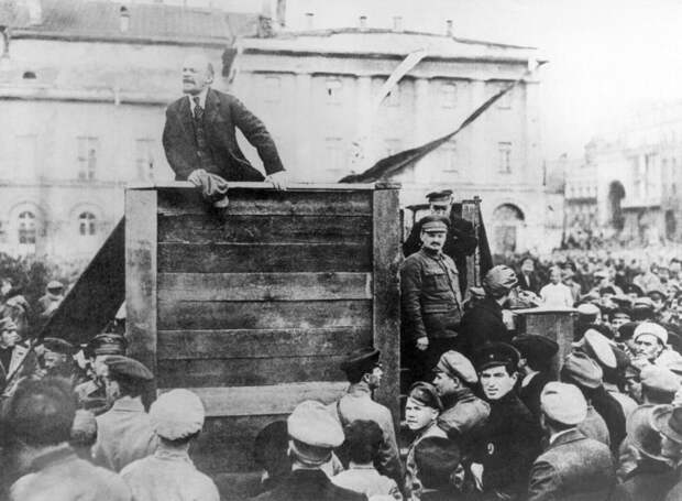 Ленин выступает перед бойцами Красной армии, отправляющимися на фронт. Председатель Реввоенсовета республики Троцкий - на ступеньках. Фото: Getty Images Ленин выступает перед бойцами Красной армии, отправляющимися на фронт. Председатель Реввоенсовета республики Троцкий - на ступеньках. Фото: Getty Images
