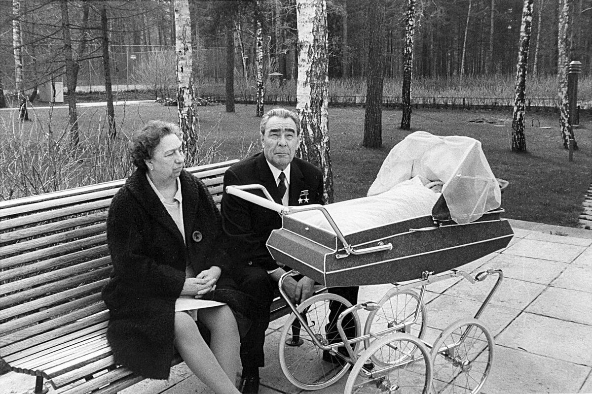 Вон даже вдову Брежнева - Викторию Петровну после смерти мужа "попросили" с госдачи!