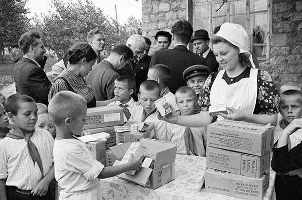 Раздача продуктовых наборов по ленд-лизу в Москве, 1945 г.