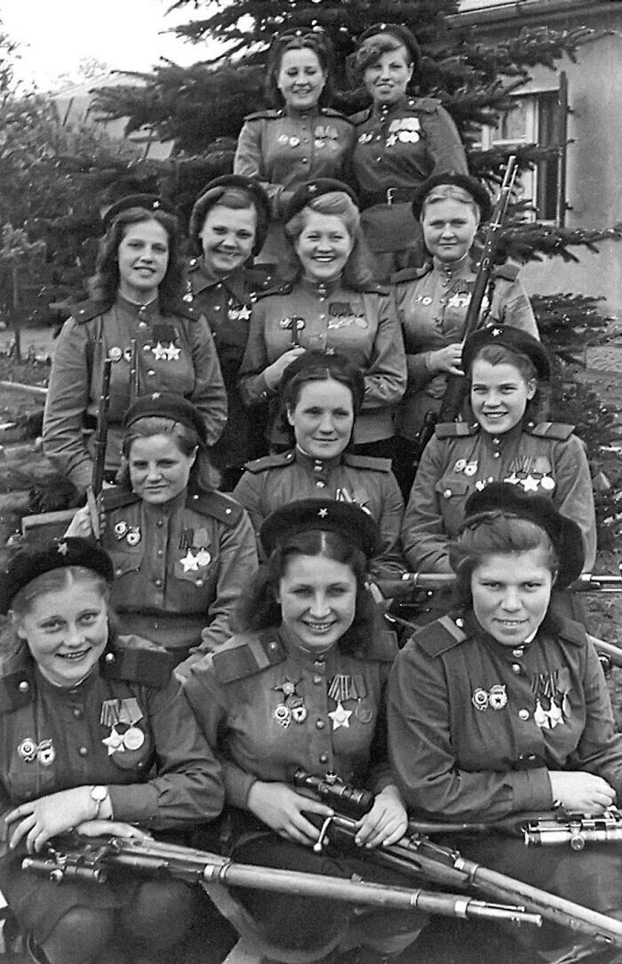 19. Женщины-снайперы 3-й ударной армии 1-го Белорусского фронта, на их счету 775 убитых. Германия, май 1945 года 19. Женщины-снайперы 3-й ударной армии 1-го Белорусского фронта, на их счету 775 убитых. Германия, май 1945 года