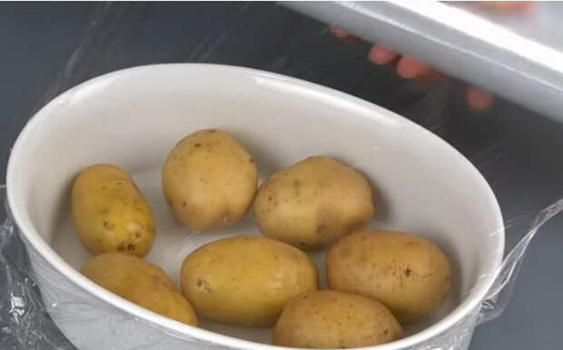 Как приготовить картофель в микроволновке.
