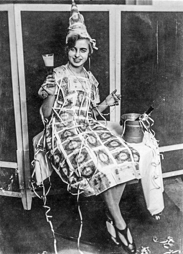 Одежда из денег при гиперинфляции в Германии, 1923 год.  история, ретро, фото