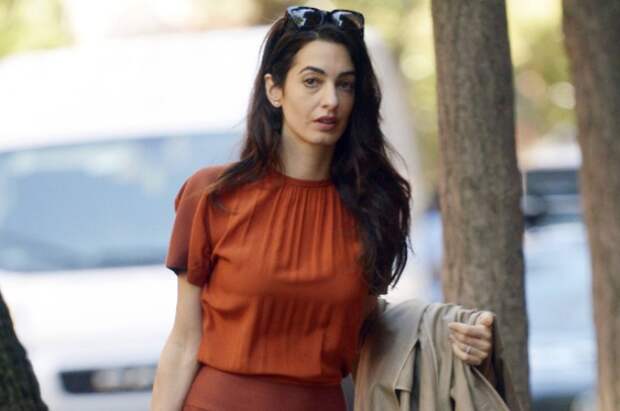 Амаль Клуни учит носить самый модный цвет сезона