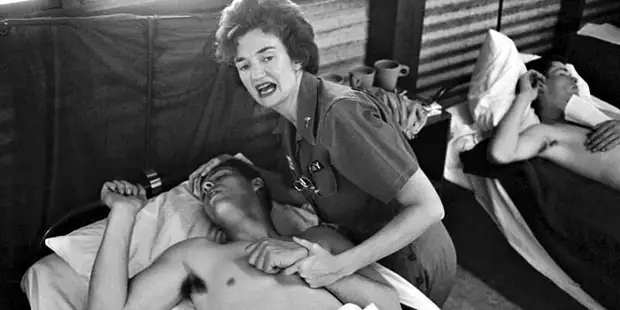 Медсестра пытается успокоить одного из раненых после атаки 7 февраля война, история, факты