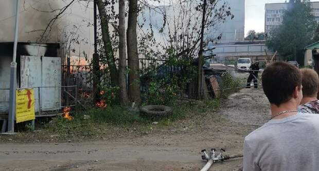 В Петрозаводске на улице Коммунистов загорелась подстанция
