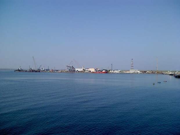 Вид с воды на порт Черноморнефтегаз.