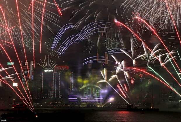 В Гонконге фейерверк продолжался 10 минут и собрал тысячи зрителей города мира, новогодний, новый год, новый год 2018, празднование, фейерверк, фейерверки