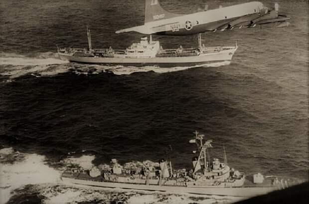 Самолеты ВВС США сопровождают транспортный корабль ВМФ СССР идущего н Кубу (да, на нем везут ракеты). 1962 год.