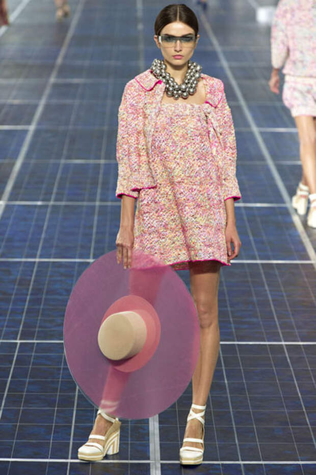 Широкополая шляпа в весенне-летней коллекции Chanel 2013