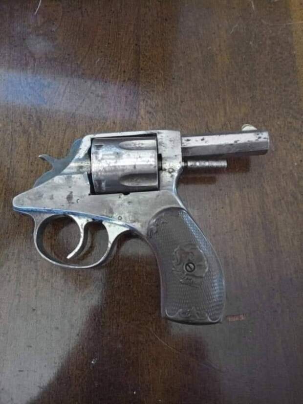 Пистолет, стреляющий в тебя