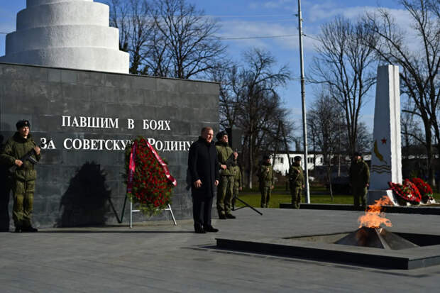 Глава Адыгеи принял участие в церемонии возложения цветов к Вечному огню