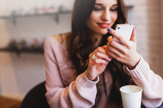 Сбер выпустил к 8 Марта молодежные карты в двух дизайнах