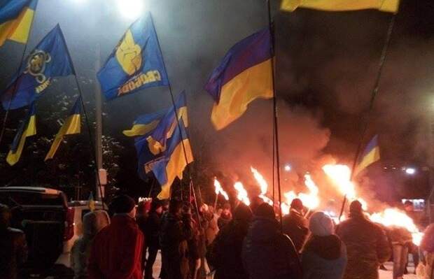 Нацисты во Львове устроили факельное шествие, посвящённое дню рождению Бандеры (ФОТО)