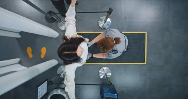 Женщина прошла через сканер в аэропорту и лишилась импланта