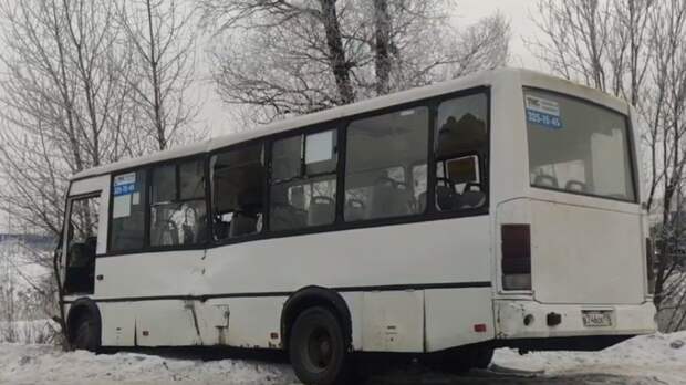 Семь человек госпитализировали после ДТП с фурой и пассажирским автобусом в Шушарах
