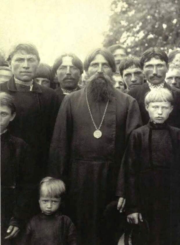 Типичный сельский священник со своим приходом, Тульская губерния, 19 век (что за амулет у него на груди?)
