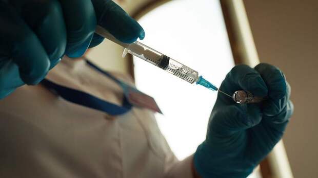 AstraZeneca признала провоцирование тромбоза ее вакциной от COVID
