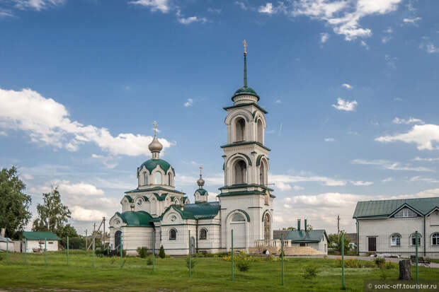 Новая Церковь Михаила Архангела в  Новоживотинном построена с 2006 по 2012 годы.