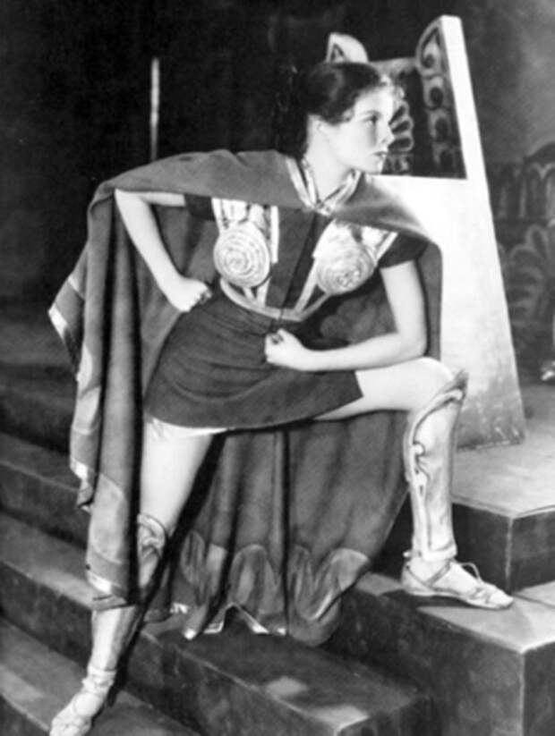 Кэтрин Хепбёрн в роли Антиопы в пьесе «Воин-муж», 1932 год