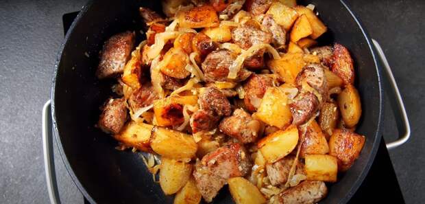 Этот рецепт я взяла из книги рецептов своей мамы. Когда возникла необходимость в самостоятельной готовке, то этот картофель с мясом стал одним из блюд выходного дня.-6