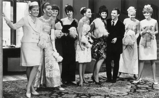 Модельер Вячеслав Зайцев и его модели. Фото Александра Стешанова, 1965 г.