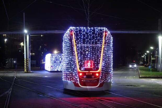 По Петербургу запустили новогодние «Волшебные трамваи»