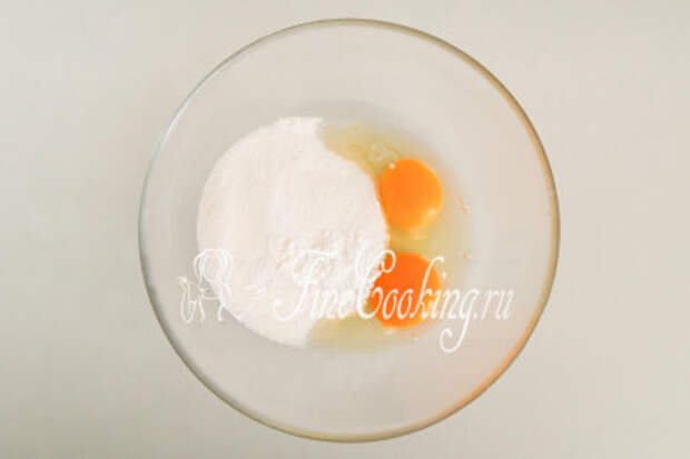 В другую миску разбиваем 2 куриных яйца (средних возьмите 3, а мелких - 4 штуки), добавляем стакан сахарного песка и чайную ложку ванильного сахара (можно заменить щепоткой ванилина)