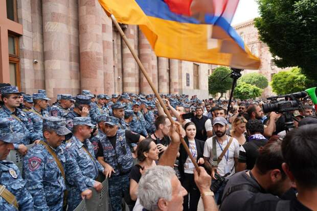 Участники акции протеста в Ереване нанесли удары по полицейским: МВД выступило с заявлением