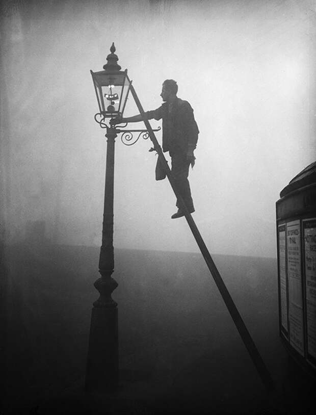 Ламповщик на работе, парк Финсбери, Лондон, 17 октября 1935 года