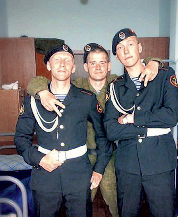 Морской пехотинец Алексей СУХОВЕРКОВ (в центре) с сослуживцами. Фото: Instagram.com