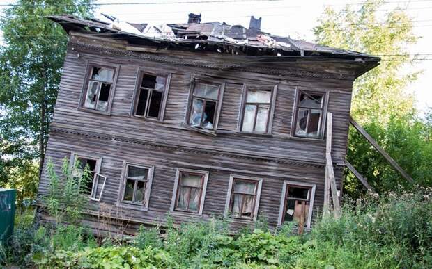Наклонившийся деревянный дом в Архангельске в мире, дома, заброшенный, красота, памятник, россия, фото