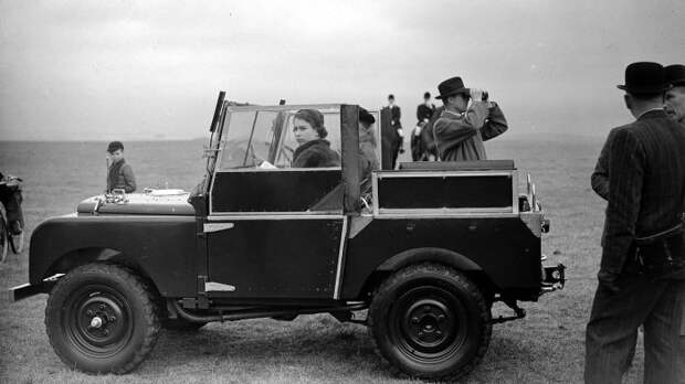 Елизавета II и Филипп Маунтбеттен за рулем Land Rover, 1953 год. | Фото: mashable.com.